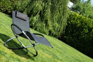 Schwingliege als Sonnenliege für den Garten Schwingliege als Sonnenliege für den Garten (depositphotos.com)