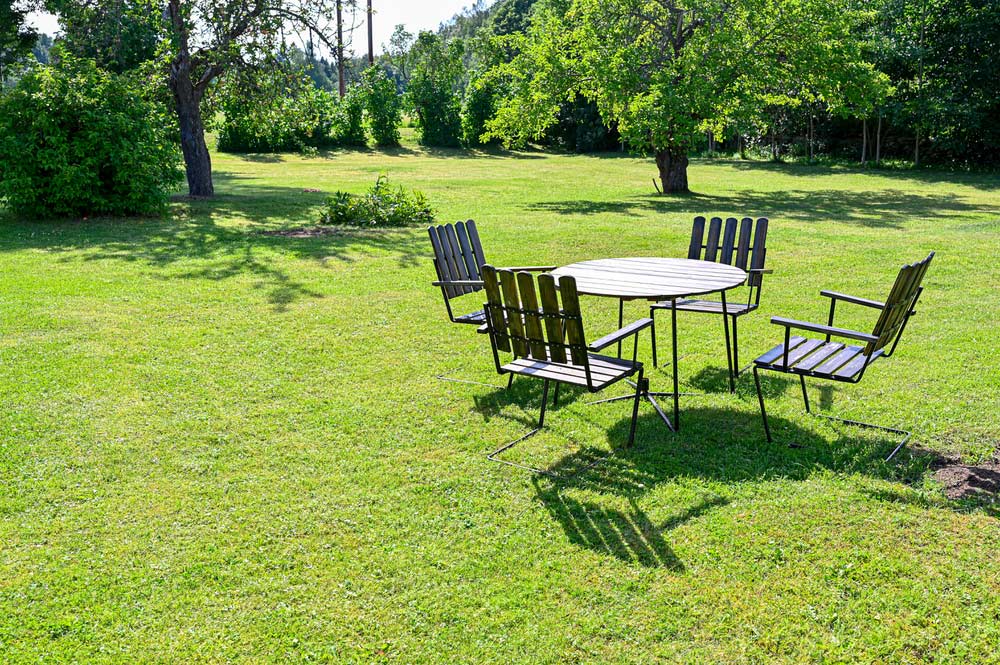 Gartenstuhl Freischwinger Gartenstuhl Freischwinger (depositphotos.com)