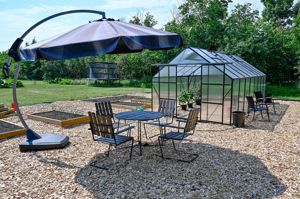 Gartenstuhl Freischwinger Gartenstuhl Freischwinger (depositphotos.com)