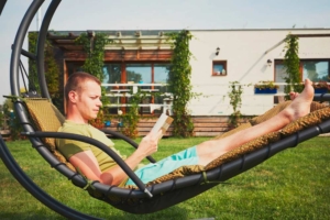 Hängeliege als Schwingliege für den Garten Hängeliege als Schwingliege für den Garten (depositphotos.com)