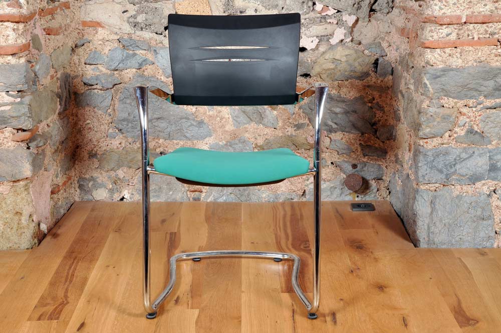 Schwingstuhl im Industrial Design Schwingstuhl im Industrial Design (depositphotos.com)